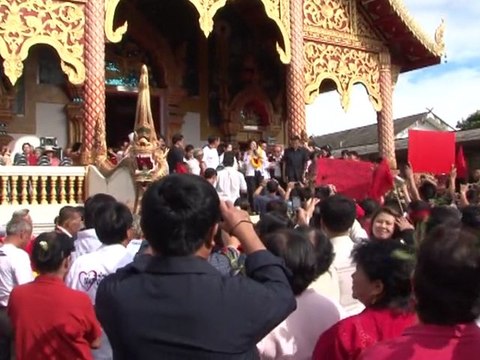 Opération séduction pour l'armée thaï, avant les élections