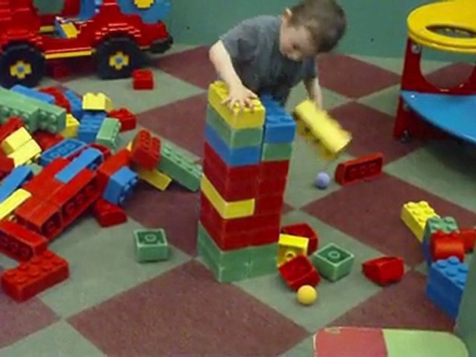 Nathan et les légos géants