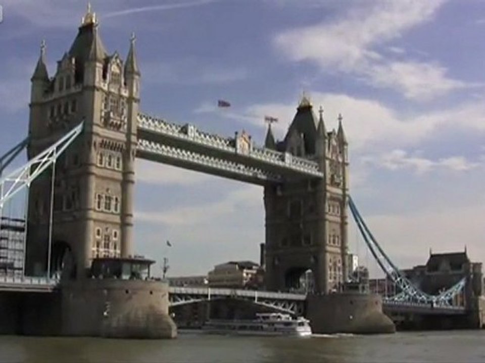 UFOs Flying Over London, Different Angle