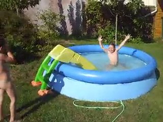 Piscine, Ulysse et Diane...Fin juin 2011., il fait enfin beau !