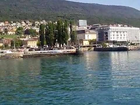 départ en bateau depuis le port de Neuchâtel