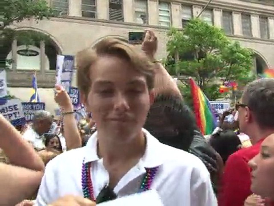 New York gay parade celebrates pride, marriage law