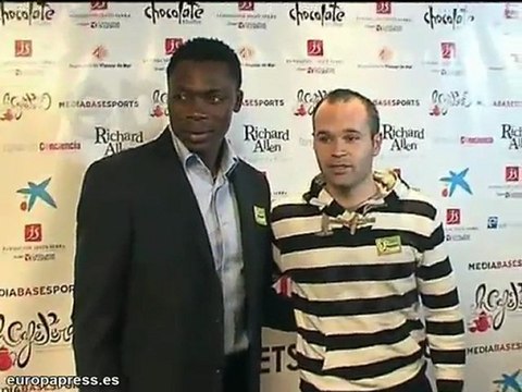 Iniesta muestra su lado más solidario