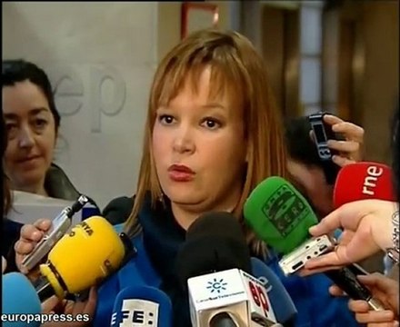 Pajín anima y apoya a Aguirre