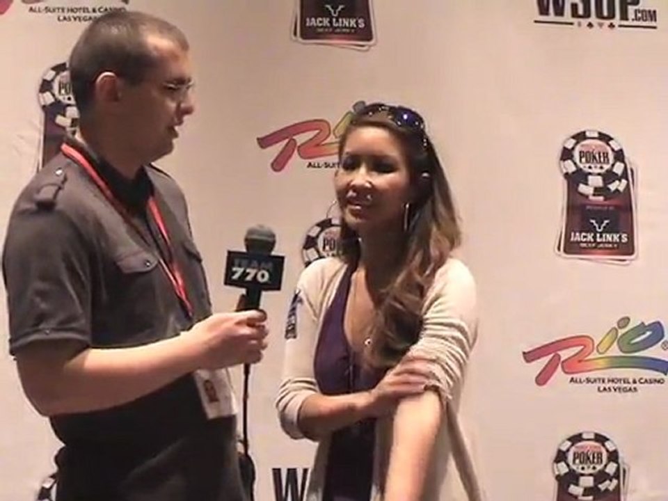 WSOP 2011 Oanh Bui Event 45 Dinner break [ENG]