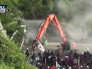 La Polizia sfonda la recinzione del presidio