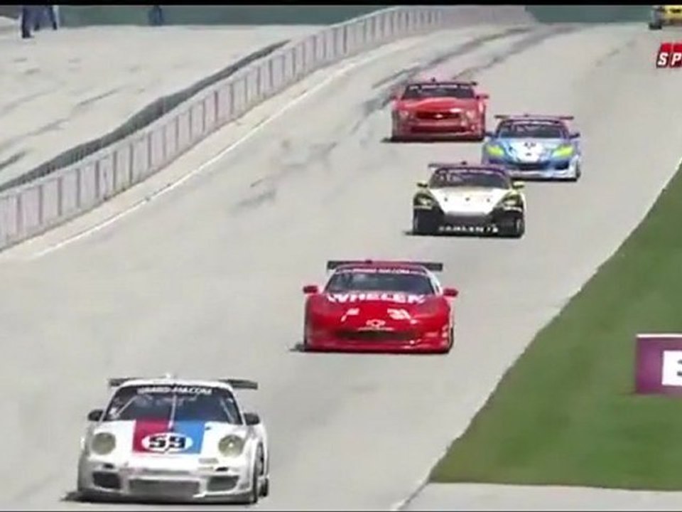 Spektakulären Unfall Grand Am Race Car Lands in Woods Nach Umklappen Fence