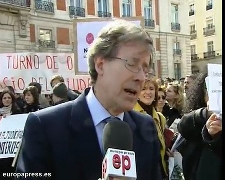 Unos 200 abogados se concentran contra recortes