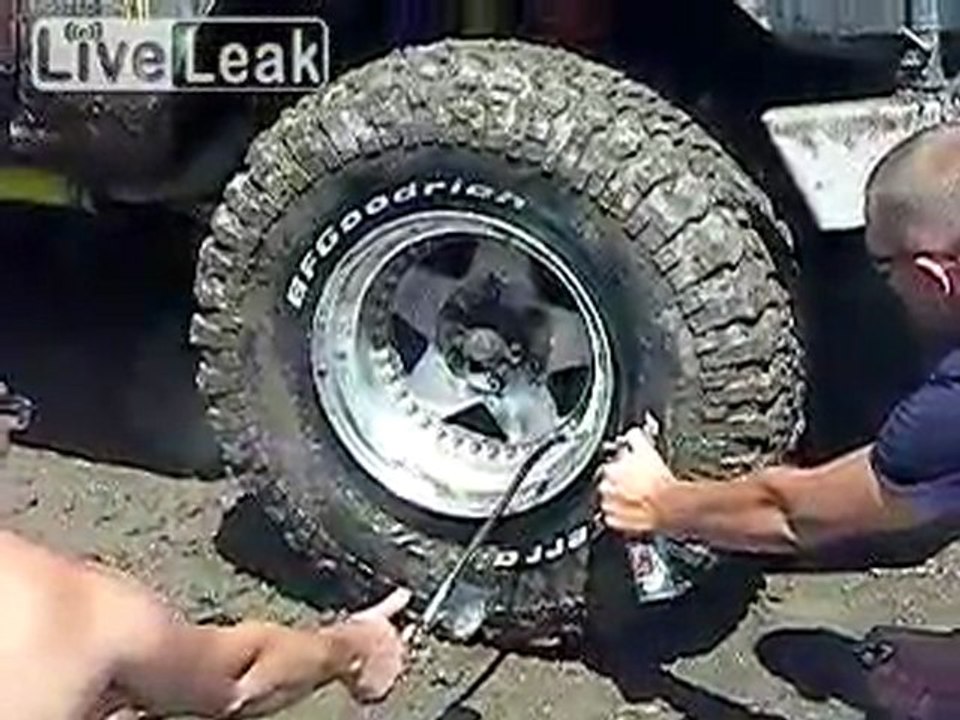 Versuch, Reifen auf einer Felge montiert Fail