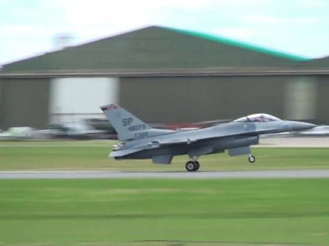 F-16 à l' atterrissage Landing Full HD Meeting aérien du Bourget LBG Paris Airshow LFTA 2011