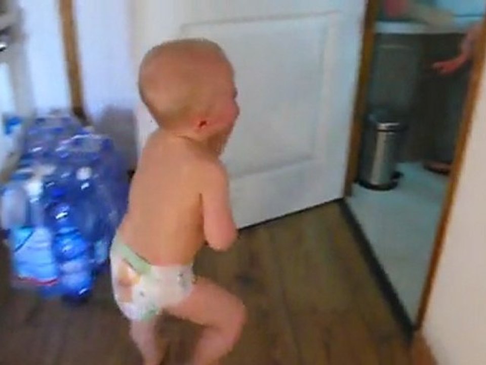 bébé Paul en marche