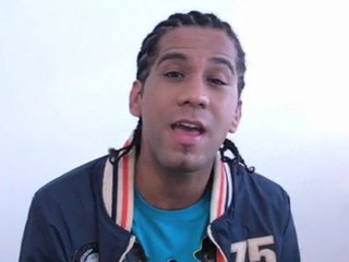 Elson Junior canta trecho de música para namorados