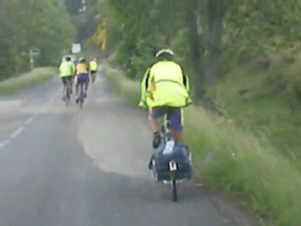 L'Ardéchoise 2011, il faut faire suivre les bagages, ici, un participant a opté pour une remorque attelée au vélo_IMGP1785