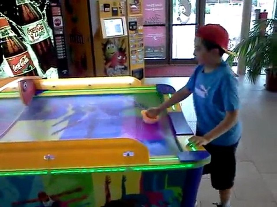 Terry et Elisa joue au hokey sur table cinéma