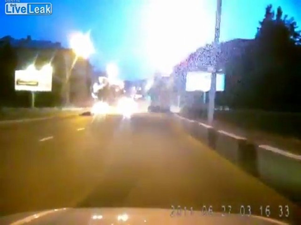 Skid Auto zu drehen. Drives ist katapultiert aus dem Auto-Fenster in Russland