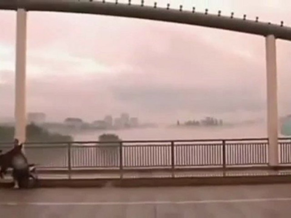 MIRAGE - Buildings and mountains appear in China