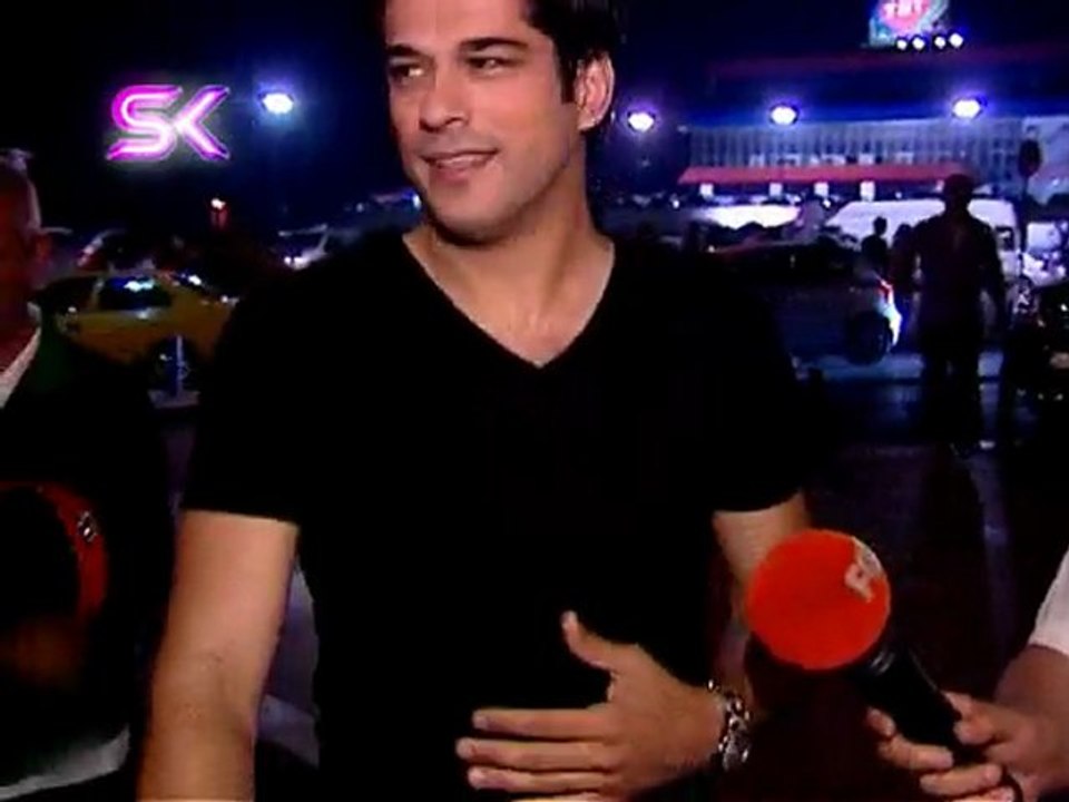 BURAK ÖZÇİVİT VE SEVGİLİSİNİN KÖFTE PANİĞİ