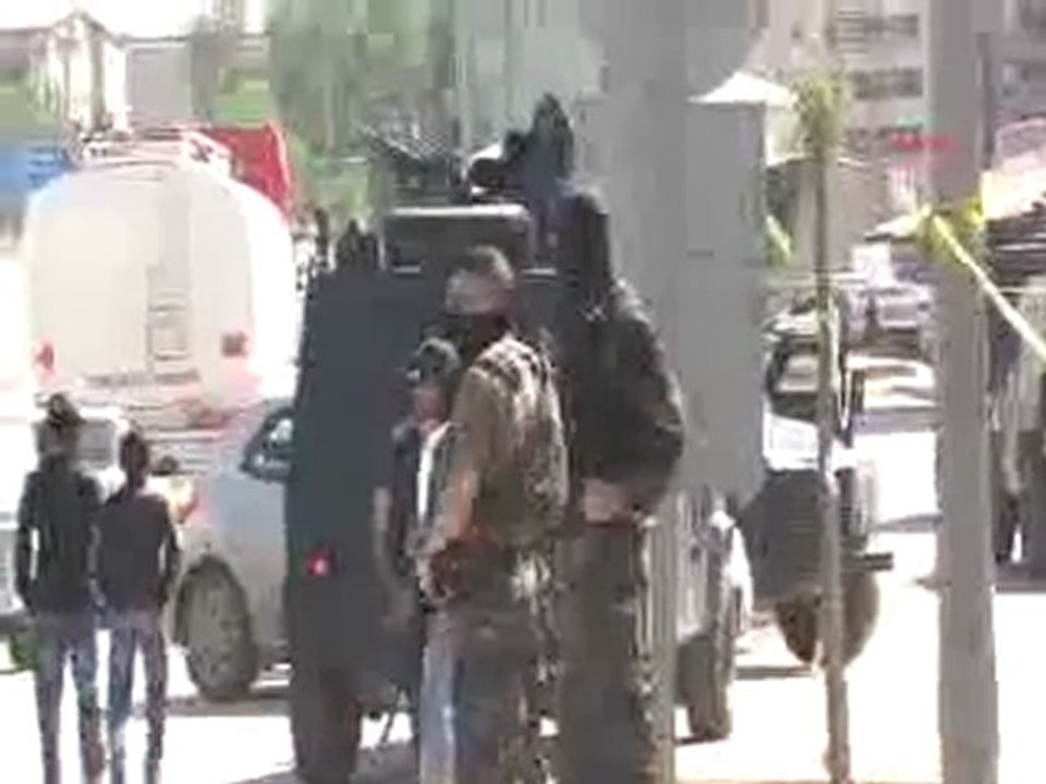 Polis, arabası ile geçerken bomba patladı: 1 memur yaralı