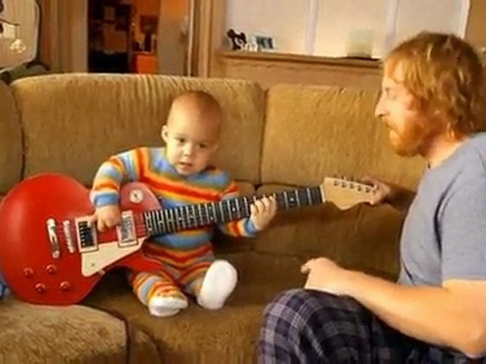 un bébé à la guitare