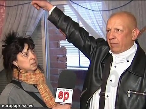 Paralizado desahucio de una familia por vecinos