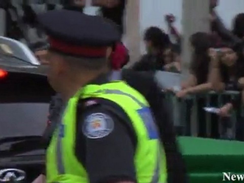NewCa.com: 2011 IIFA: Torontonians Welcome Bollywood Stars - IIFA Green Carpet