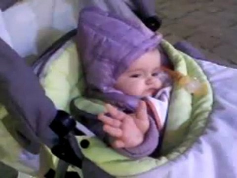 ma fille sonia qui regarde le manège