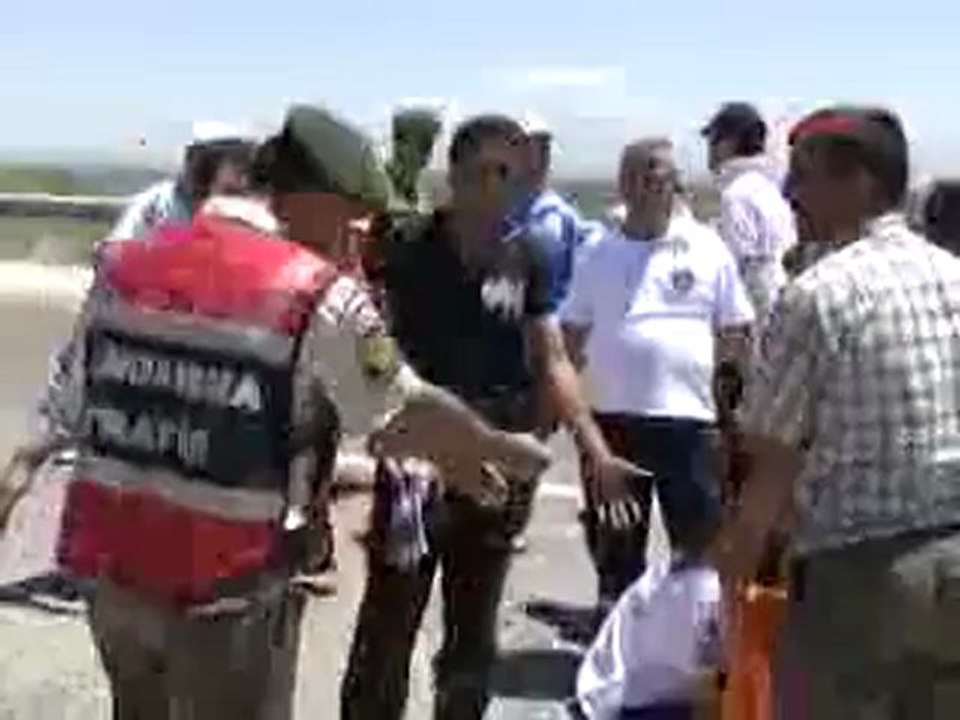 Lastik patladı, hemşire öldü, çocukları yaralı