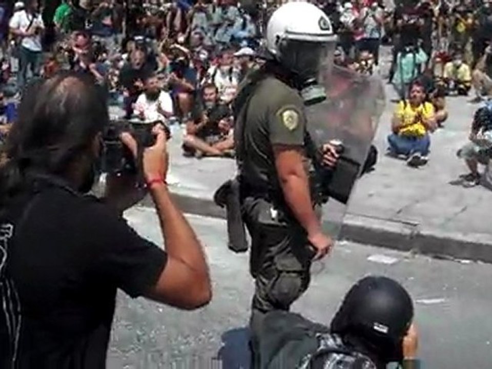 Σύνταγμα ΜΑΤ - καθιστική διαμαρτυρία