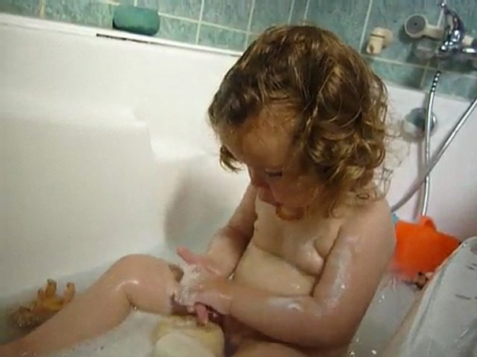 CHLOE PREND SON BAIN
