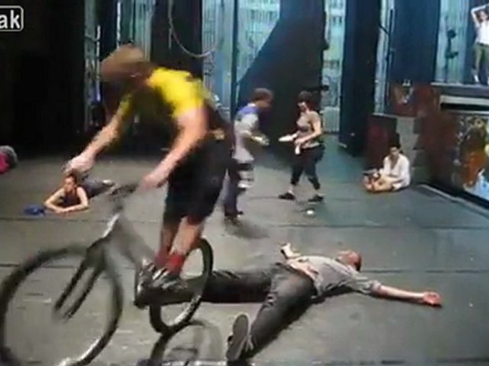 Guy auf einem Fahrrad springt über seinen Kumpel