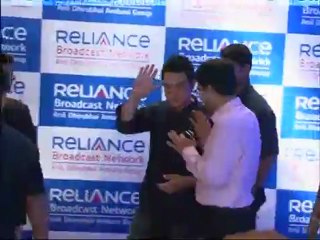 Aamir Khan Turns Up To Support The Ambanis – Bollywood News (Video)