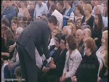 Príncipes de Asturias saludan a familiares de víctimas