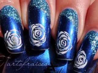 Nail art : grandes roses bleues