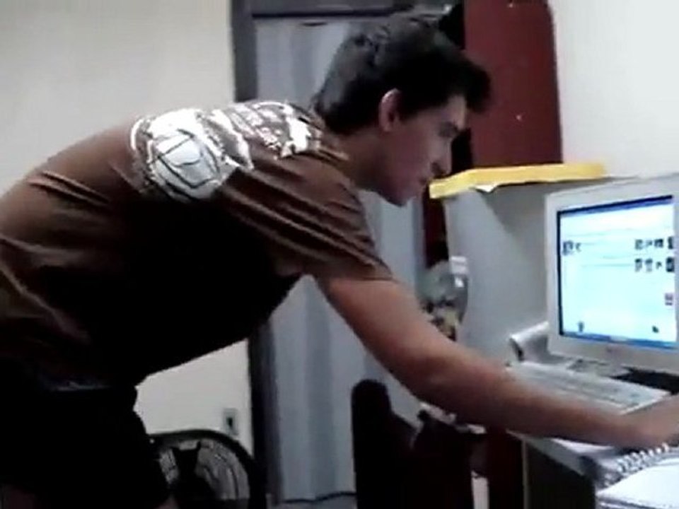 Faire le malin devant son PC Fail