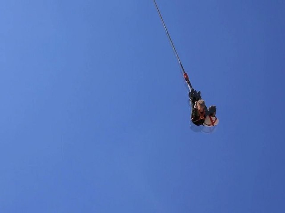 Une minute de Solidays, le saut à l'élastique