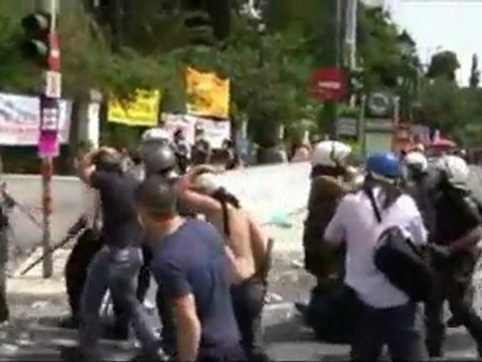 Κουκουλοφόροι και αστυνομικοί στο Σύνταγμα