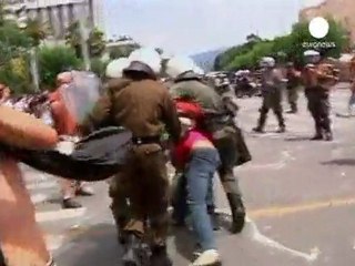 Arde Atenas tras el sí del Parlamento al nuevo plan de...