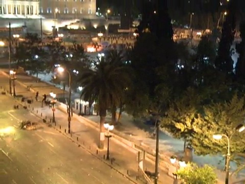 Greece: street battles set to last all night