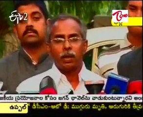 Y.S.Vivekananda Reddy talking to Media