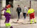 Un taxi se empotra contra una farola