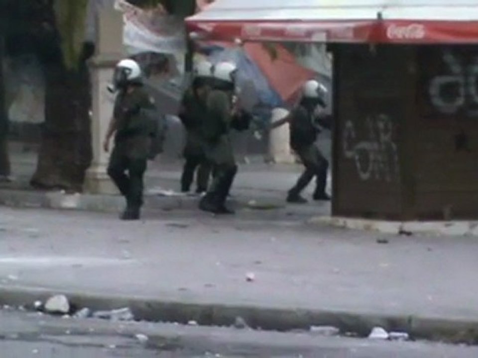Αστυνομικοί πετούν πέτρες (Real Democracy)