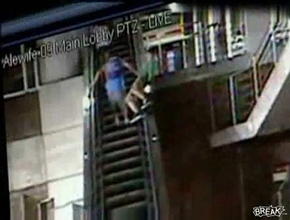 Teen Übersteht 20-Fuß-Drop-Von Escalator Fail