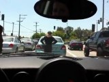 Frau blockiert den Verkehr - Auto, Frau, fail