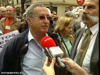 Скачать видео: Cientos de personas se manifiestan ante la sede del PSOE