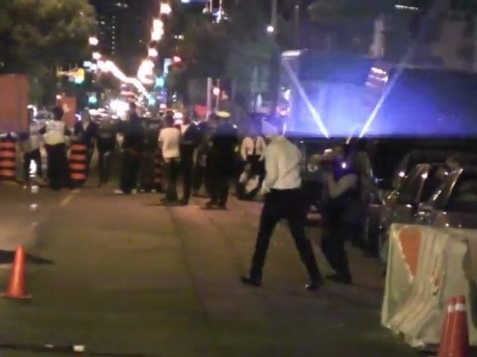 Exklusiv: Robert Pattinson bekommt einen Kuchen ins Gesicht