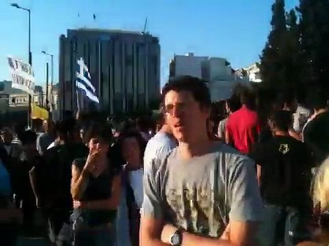 Αγανακτισμένοι φωνάζουν συνθήματα 2