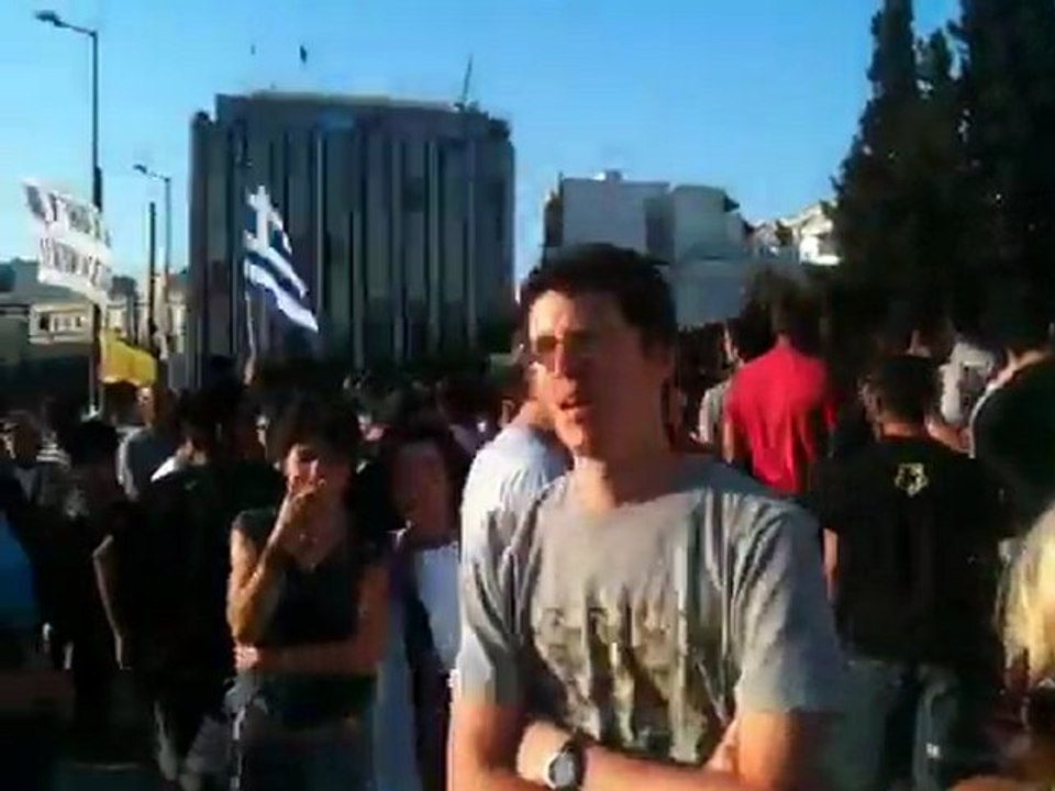 Αγανακτισμένοι φωνάζουν συνθήματα 2