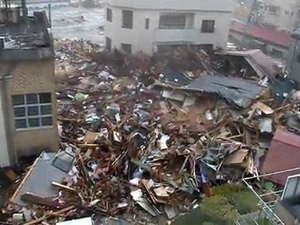 【東日本大震災】釜石市役所に襲来した津波 Kamaishi　個人撮影_enhanced