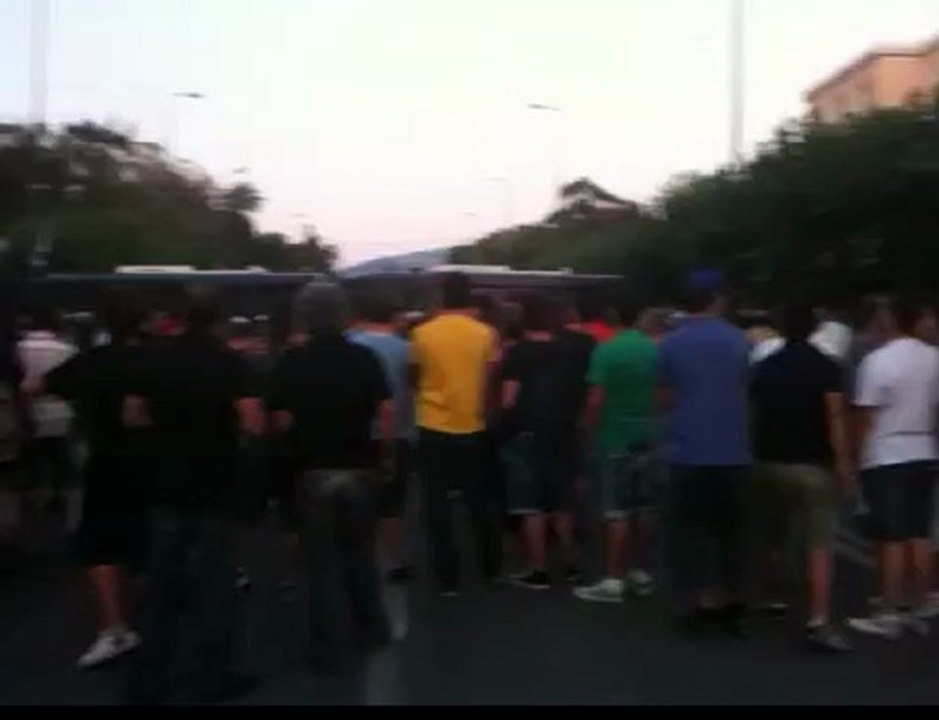 Αγανακτισμένοι φωνάζουν συνθήματα κατά των Αστυνομικών