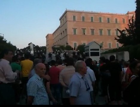 Αγανακτισμένοι μπροστά από ΜΑΤ